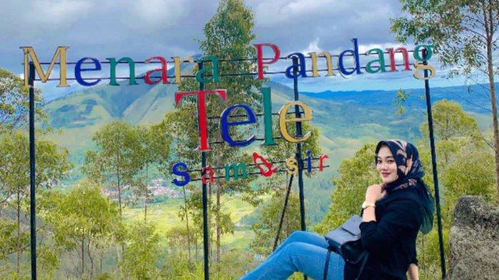 Pengunjung berfoto di lokasi pemandangan menara pandang Tele.