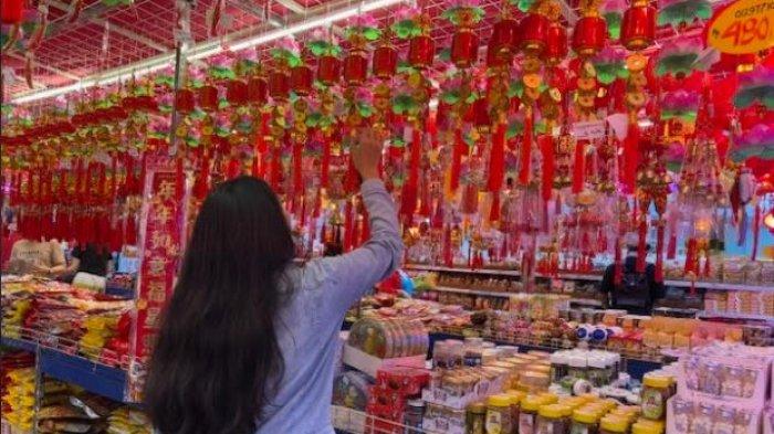 Pengunjung di Pusat Perbelanjaan terlihat tengah memilih pernak pernik Imlek, Senin (20/1/2025).(Tribun Medan/Husna Fadilla)