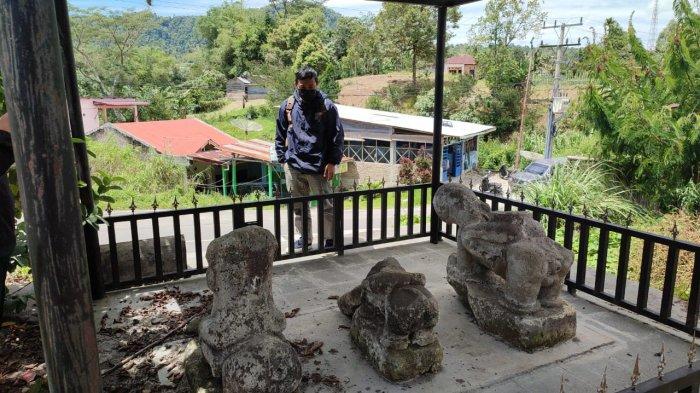 Pengunjung melihat Patung Mejan