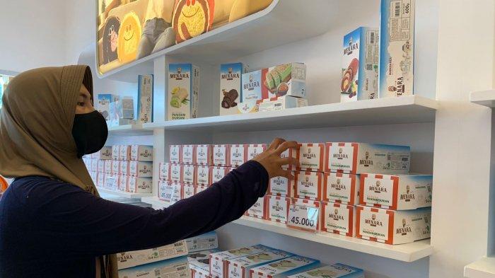Pengunjung memilih varian di Bolu Stim Menara Johor.