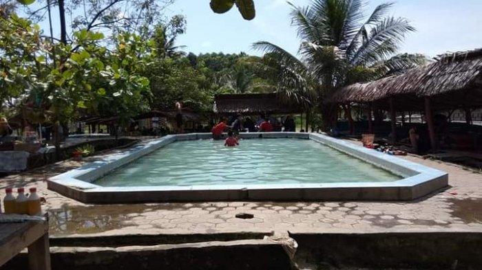 Pengunjung menikmati hangatnya air di obyek wisata pemandian air embun pagi Penen Kecamatan Biru-Biru Kabupaten Deliserdang beberapa waktu lalu.