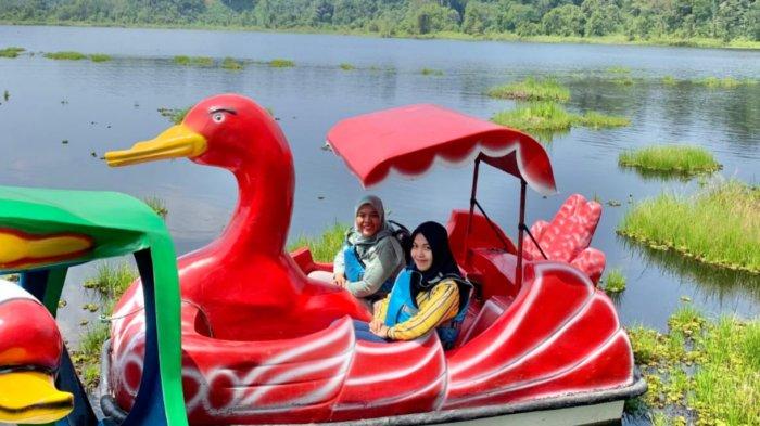 
Pengunjung menikmati keindahan di Danau Laut Tador yang berada di Kecamatan Laut Tador Kabupaten Batu Bara. 
