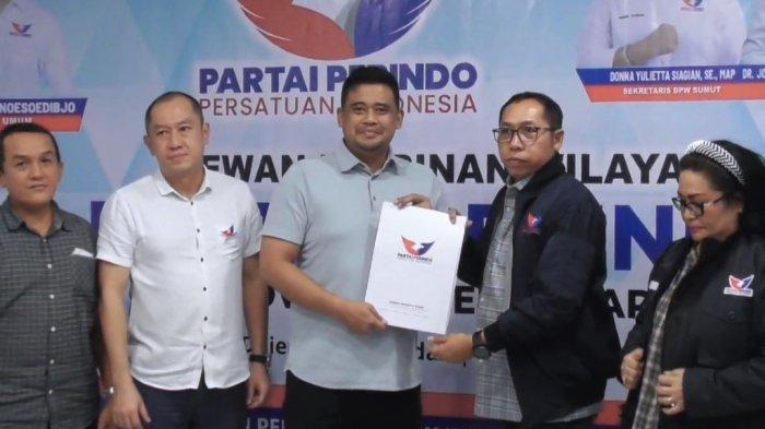 Pengurus Perindo Sumut saat memberikan dokumen dukungan kepada Bobby Nasution dan Surya sebagai pasangan calon Gubernur Sumut.