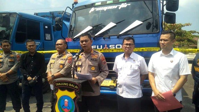 Kabid Humas Polda Sumut, Kombes Pol Hadi Wahyudi didampingi Direktur Reskrimsus Polda Sumut Kombes Pol Teddy Marbun dan Kapolres Tanjungbalai AKBP Yusuf, merilis tindak pidana penyalahgunaan pengangkutan bahan bakar minyak tanpa izin, Rabu (9/8/2023).