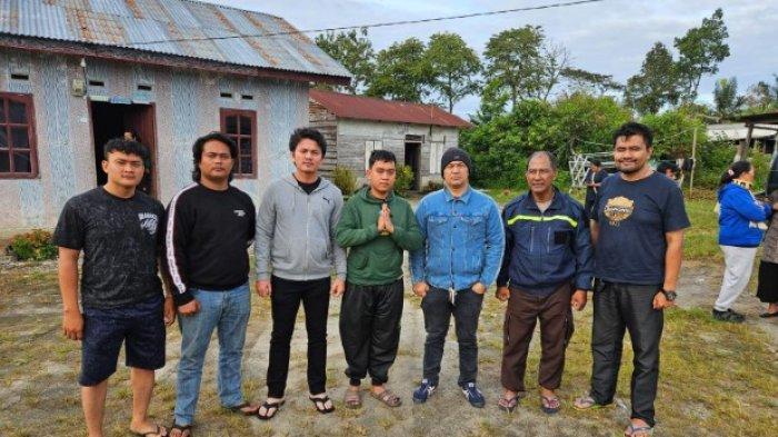 Momen personel Polsek Patumbak menangkap Jonathan Siahaan (Hoodie Hijau) dari tempat pelariannya di Desa Silangit, Kecamatan Siborong-borong, Kabupaten Tapanuli Utara pada Rabu (8/1/2025) sekira pukul 05:00 WIB kemarin. Namun demikian, Polisi belum menetapkan status tersangka terhadapnya.