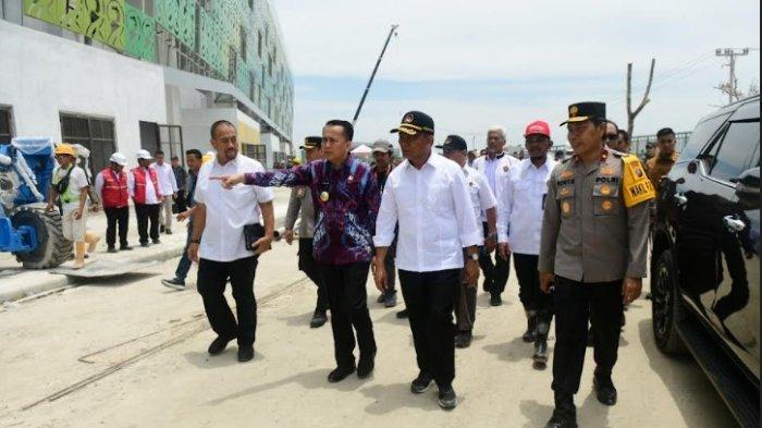 Penjabat (Pj) Gubernur Sumatera Utara (Sumut) Agus Fatoni bersama Menteri Pembangunan Manusia & Kebudayaan Muhadjir Effendy, Pangdam I Bukit Barisan Mochammad Hasan, serta Wakapolda Sumut Ronie Samtana  meninjau Stadion Utama Sport Centre Sumut.