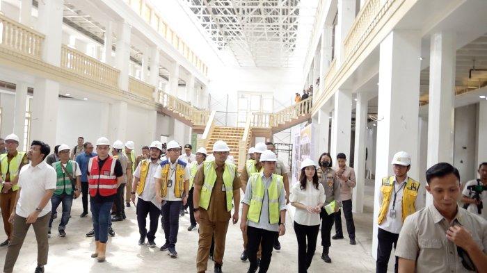 Penjabat (Pj) Sekretaris Daerah Provinsi Sumatera Utara (Sumut) Effendy Pohan mendampingi Wakil Presiden Republik Indonesia Gibran Rakabuming Raka mengunjungi Gedung Warenhuis sebagai pelestarian cagar budaya dan potensi pariwisata daerah di Jalan Hindu, Kesawan, Kota Medan, Senin (23/12/2024).