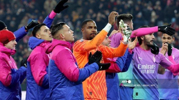 Penjaga gawang AC Milan Mike Maignan melakukan selebrasi 
