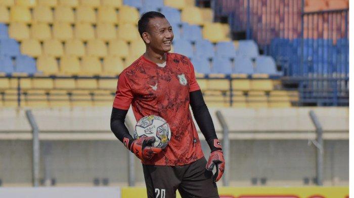 Penjaga gawang PSMS Medan, Abdul Rohim saat mengikuti latihan sebelum melakoni laga perdana Liga 2 musim 2022/2023 melawan PSKC Cimahi, di Stadion Si Jalak Harupat, Bandung, Selasa (30/8/2022).