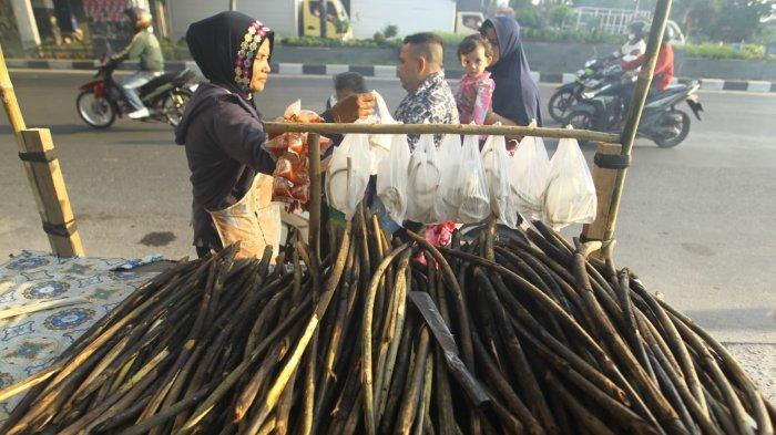 Penjual pakkat bakar di Jalan Letda Sujono Medan, Kamis (14/3/2024).