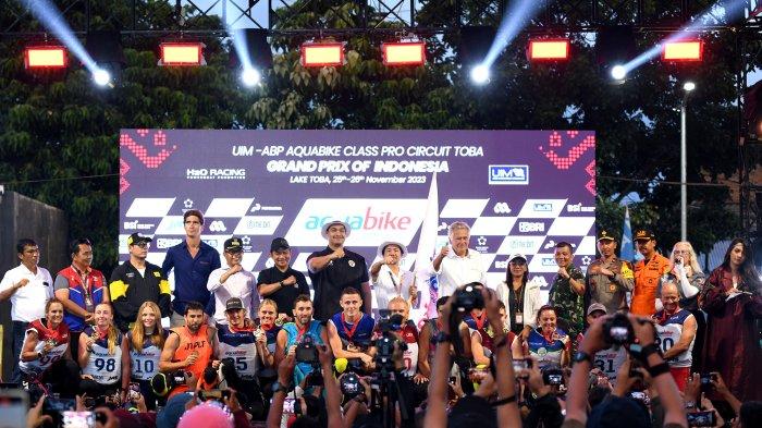 PENUTUPAN AQUABIKE- Pj Gubernur Sumatera Utara (Sumut) Hassanudin bersama Menpora Dito Aryotedjo, Pangdam I BB Mochammad Hasan, Wakapolda Sumut Jawari, Bupati Toba Poltak Sitorus, serta stakeholder terkait, berfoto bersama para juara pada penutupan Kejuaraan Dunia Aquabike 2023, di Pelabuhan Balige, Kabupaten toba, Minggu (26/11/2023).