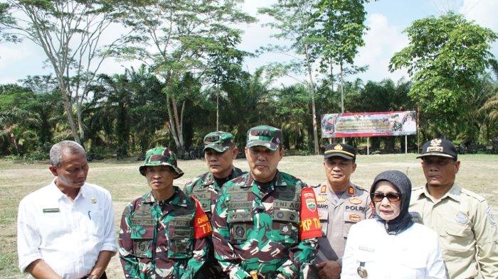 Kegiatan lintas sektoral TNI Manunggal Membangun Desa (TMMD) ke-120 Tahun 2024 yang dilaksanakan Kodim 0209/LB di wilayah Desa Selat Beting, Kecamatan Panai Tengah, Kabupaten Labuhanbatu, Sumatera Utara (Sumut), secara resmi ditutup Danrem 022/Pantai Timur, Jumat (7/6/2024) hari ini. (Pendim 0209 Labuhanbatu)