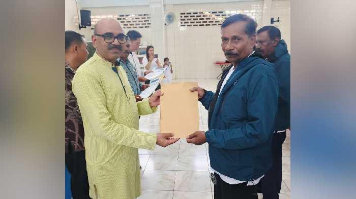 Penyerahan secara simbolis  tiket dan visa oleh Konsul Jendral India di Medan