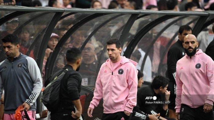 Penyerang Miami asal Argentina Lionel Messi (tengah) berjalan ke bangku cadangan selama pertandingan sepak bola persahabatan antara Hong Kong XI dan US Inter Miami CF di Hong Kong pada 4 Februari 2024. Inter Miami dicemooh di luar lapangan setelah superstar mereka yang cedera Lionel Messi gagal melakukannya turun ke lapangan dalam pertandingan persahabatan pramusim di Hong Kong. Peter PARKS / AFP (Peter PARKS / AFP)