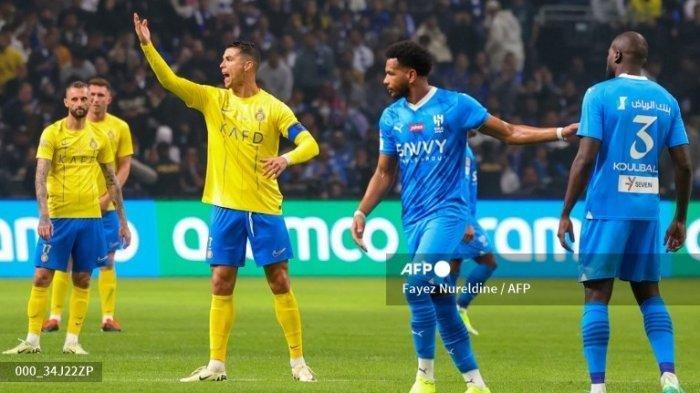 Penyerang Nassr asal Portugal #07 Cristiano Ronaldo (ke-3-kiri) bereaksi selama pertandingan final Piala Musim Riyadh antara Al-Nassr dan Al-Hilal di Kingdom Arena di Riyadh, pada 8 Februari 2024. Fayez Nureldine / AFP 