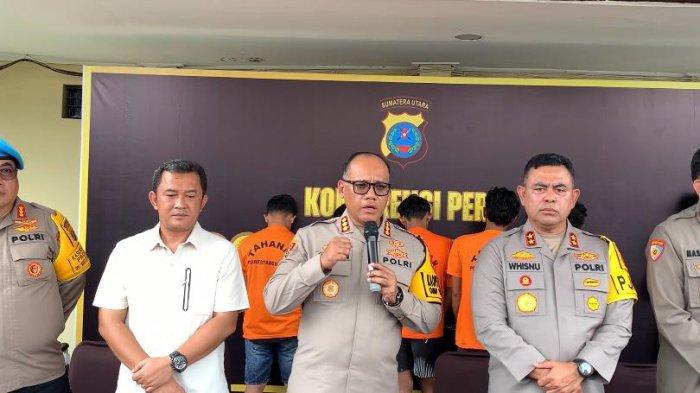 Kapolda Sumut, Irjen Pol Whisnu Hermawan Februanto dan Kapolrestabes Medan, Kombes Pol Gidion Arief Setyawan, memamerkan barang bukti alat yang dipakai oleh para pelaku melakukan penyerangan di Jalan Selambo, Desa Amplas, Kecamatan Percut Seituan, yang mengakibatkan dua warga lahan garapan tewas, Jumat (25/10/2024).