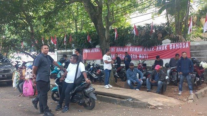 Penyitaan rumah Guruh Soekarnoputra di Jalan Sriwijaya II, RT 04 RW 01, Kebayoran Baru, Jakarta Selatan, Kamis (3/7/2023), oleh petugas PN Jaksel, diprediksi bakal keras. Saat ini puluhan centeng berbadan kekar siap mengadang.