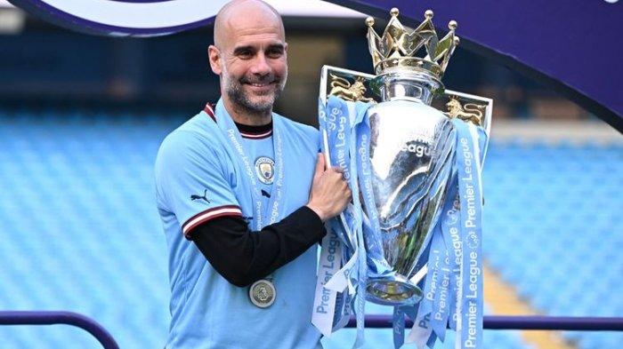 Pelatih Manchester City Josep Pep Guardiola mengangkat trofi Premier League setelah menang 3-1 atas Chelsea pada laga pekan ke-37 Liga Inggris 2022-2023 di Stadion Etihad, Minggu (21/5/2023) malam WIB.(AFP/OLI SCARFF)