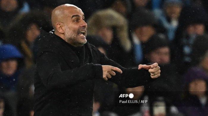 Manajer Spanyol Manchester City Pep Guardiola memberi isyarat di pinggir lapangan selama perempat final Liga Champions UEFA, pertandingan sepak bola leg pertama antara Manchester City dan Bayern Munich di Stadion Etihad di Manchester, barat laut Inggris, pada 11 April 2023.