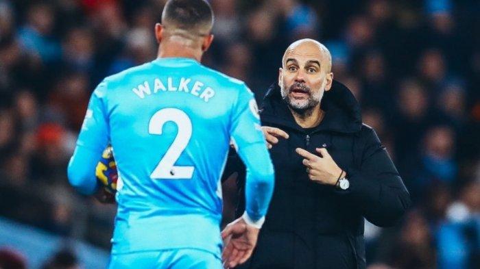 Pelatih Manchester City, Pep Guardiola (kanan)