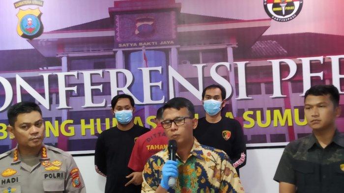 Direktur Ditreskrimum Polda Sumut Kombes Pol Sumaryono didampingi Kabid Humas Kombes Pol Hadi Wahyudi, memberi keterangan pers terkait perampokan ibu muda, Selasa (11/7/2023) sore.