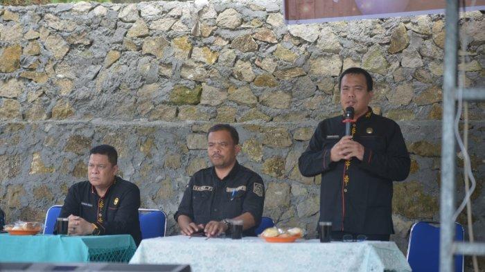 Kepala Dinas Komunikasi dan Informatika Pakpak Bharat, Sahat Parulian Boangmanalu, S.Pd, MM atas nama Bupati Pakpak Bharat Franc Bernhard Tumanggor meresmikan berdirinya Koperasi Konsumen Oraet Labora Asa Nduma, Desa Traju, Kecamatan Siempat Rube, Kabupaten Pakpak Bharat, Kamis (30/1/2025). Koperasi ini diharapkan dapat mendorong perekonomian di Kabupaten Pakpak Bharat. (Diskominfo Pakpak Bharat)