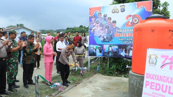 Kapolres Samosir AKBP Yogie Hardiman SH SIK MH meresmikan sumur bor di Desa Sianting-anting, Kamis (12/10/2023).