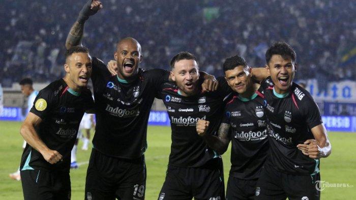 Tim Persib Bandung melakukan selebrasi 