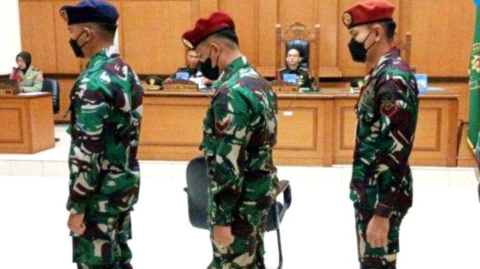 SIDANG OKNUM TNI AL - Tiga oknum anggota TNI AL saat dihadirkan sebagai terdakwa dalam sidang perkara pembunuhan disertai penadahan mobil milik bos rental mobil Ilyas Abdurrahman di Pengadilan Militer II-08 Jakarta, Senin (10/2/2025). Ketiga terdakwa dijerat pasal pembunuhan berencana. (TribunJakarta.com/Bima Putra)