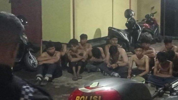 SUPORTER DIAMANKAN - Suporter Persikas Subang saat diamankan di Mapolsek Ciasem, Subang. Mereka diamankan setelah beraksi membentangkan spanduk menolak Persikas dijual dalam acara yang dihadiri Gubernur Jabar, Dedi Mulyadi, Rabu (28/5/2025) malam.