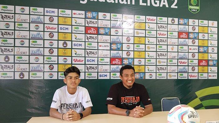 Pelatih Persiraja, Achmad Zulkifli dan salah satu pemainnya ketika jumpa pers di Stadion Baharoeddin Siregar, Lubukpakam, Jumat (13/10/2023). 