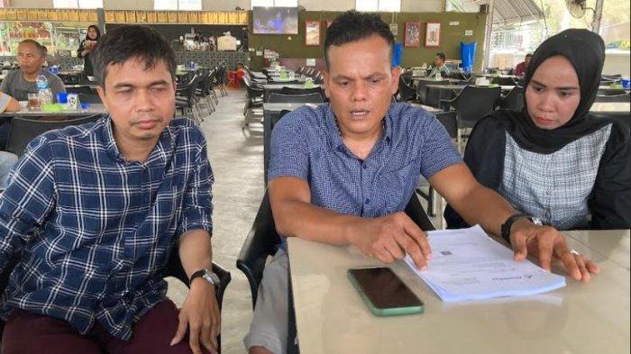 Personel Kodam I Bukit Barisan, Serka Holmes Sitompul (Tengah) saat diwawancarai, Rabu (17/7/2024). Ia mempertanyakan laporannya di Polda Sumut yang sudah dilaporkannya sejak 15 Juli 2023 hingga kini belum ada penetapan tersangka.