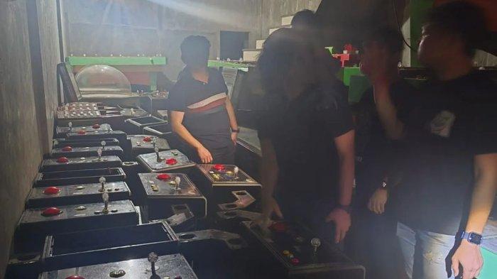 Personel Subdit III Jatanras Polda Sumut saat menggerebek rumah toko (Ruko) yang dijadikan sarang perjudian di Belawan dan berujung menemukan 60 mesin judi di sebuah gudang di Kota Binjai, Sabtu (2/11/2024) malam. Saat ini seluruh barang bukti dibawa ke Polda Sumut dan Polisi masih memburu pemiliknya.