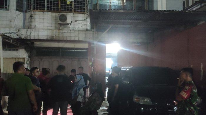 Personel gabungan dari Kodim 0201 Medan bersama kepolisian dan beacukai melakukan penggerebekan pada sebuah ruko yang memproduksi minuman keras di Jalan Kapten Sumarsono, Medan Helvetia, Kamis (25/4/2024).