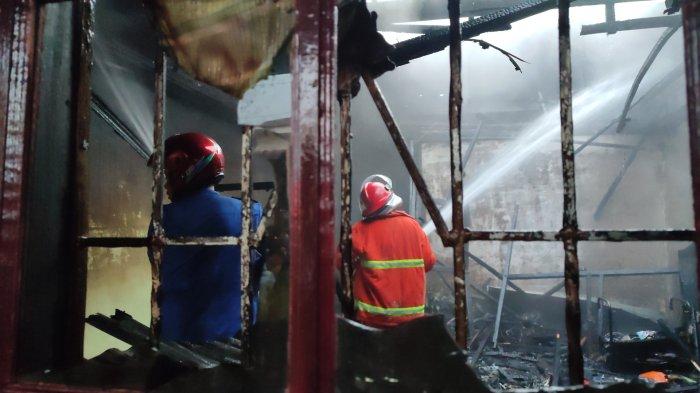 Personel pemadaman kebakaran Kabupaten Karo melakukan pemadaman dan pendinginan rumah yang terbakar di Jalan Jamin Ginting, Gang Aman, Kabanjahe, Minggu (1/9/2024) petang.