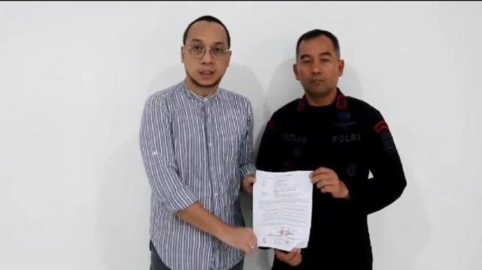 Perwira Sat Brimob Polda Sumut AKP HS (kanan) dan SS saat berdamai usai menabrak mobil dan diduga paper senjata api di tol Binjai.