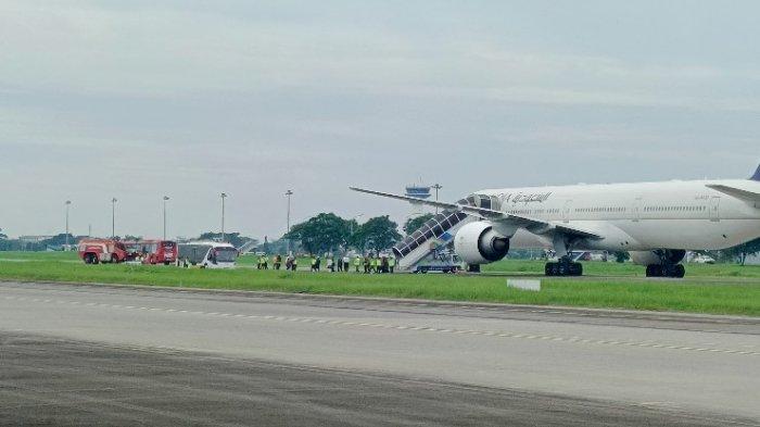 TEROR BOM: Pesawat penumpang Saudi Airlines SI-576 mendarat darurat di bandara Internasional Kualanamu, setelah pilot mendapat teror bom Selasa (17/6/2025). Pihak keamanan masih memeriksa pesawat.