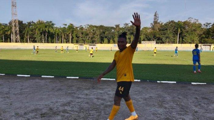 Pesepakbola Kamerun Aziz Kamga saat berada di Stadion Baharoeddin Siregar Senin, (23/10/2023).