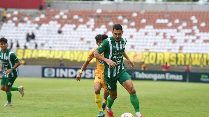 Pesepakbola PSMS Medan, Juninho Cabral melewati pemain Sriwijaya FC di laga lanjutan kompetisi Pegadaian Liga 2 musim 2024-2025 di Stadion Gelora Jakabaring, Palembang, Sabtu (12/10/2024) sore.  PSMS Medan kembali meraih hasil imbang di laga tandang yang dihadapinya.