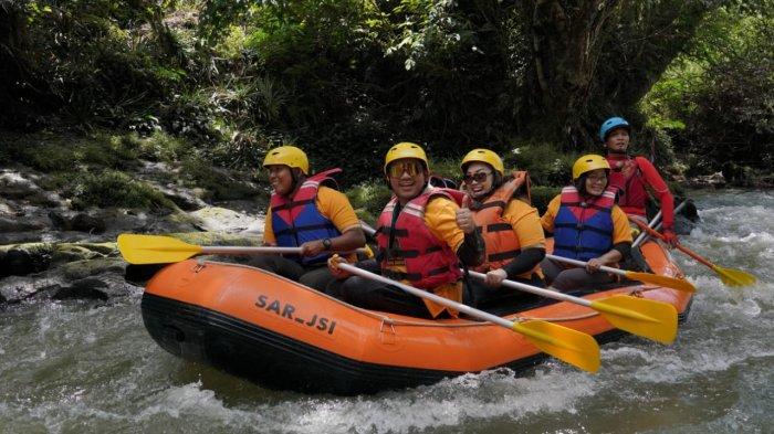 WISATA ARUNG JERAM PAKPAK BHARAT: Bupati Pakpak Bharat Franc Bernhard Tumanggor mengajak serta menantang para pecinta olahraga arung jeram untuk menjajal aliran sungai yang ada di Pakpak Bharat. Hal ini dia sampaikan saat mengikuti kegiatan arung jeram menyusuri sungai Lae Ordi di Pakpak Bharat, Sumatera Utara, Sabtu (16/7/2022).