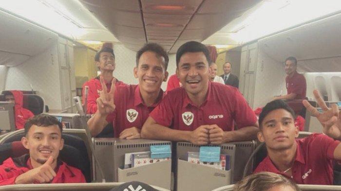 Skuat Timnas Indonesia saat berada di dalam pesawat