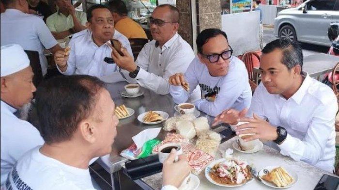 Petinggi Gerindra dan Ketua Jokowi Mania Singgah di Siantar, Hashim Sempatkan Ibadah Gereja yang sempat menikmati kopi di Kok Tong, kedai kopi legendaris masyarakat Siantar, Minggu (6/8/2023)