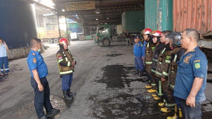 Petugas Damkar apel usai pemadaman api di PT Musim Mas, Senin (10/6/2024). Pihak kepolisian sebut masih akan melakukan olah TKP, untuk mengetahui penyebab kebakaran.