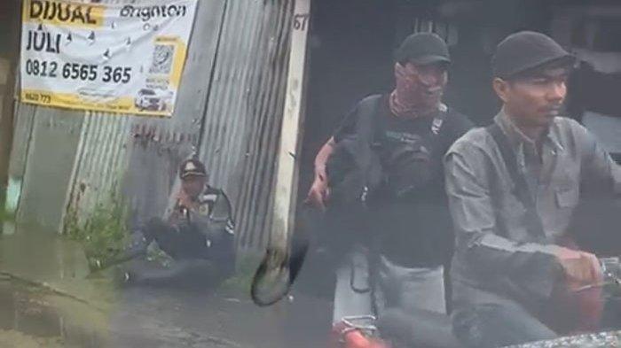 Tangkapan layar video, kedua pelaku meninggalkan korban setelah dianiaya. Petugas Dishub itupun tampak terduduk di pinggir jalan.