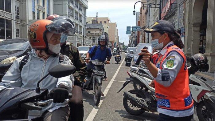 Petugas E-parking di Jalan Ahmad Yani Medan beberapa waktu lalu 