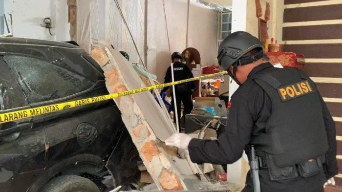 Petugas Jibom Brimob Polda Sumut, melakukan sterilisasi di lokasi ledakan yang terjadi di Komplek Liberty Recidence, Jalan Pendidikan, Kecamatan Medan Timur, Rabu (15/5/2024).
