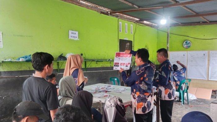 Petugas KPPS TPS 001 Dusun I Desa Dalu X B Kecamatan Tanjung Morawa Kabupaten Deli Serdang melakukan penghitungan suara Presiden dan Calon Wakil Presiden Rabu, (14/2/2024).