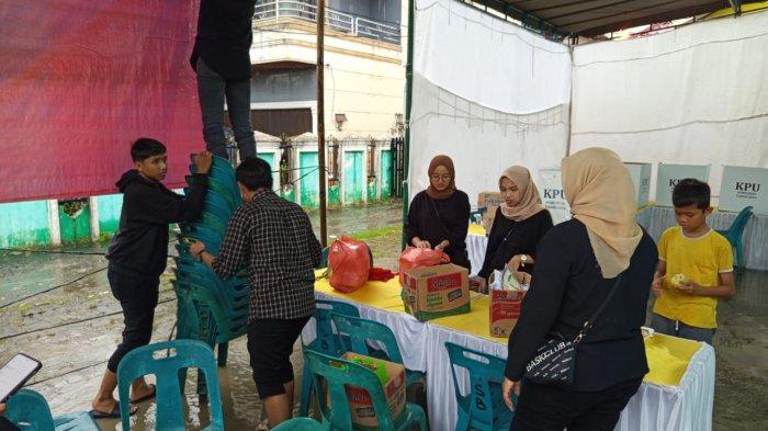 Petugas KPPS menyiapkan TPS dengan kondisi hujan dan becek genangi TPS 44 Karya Bakti Medan Johor tempat Edy Rahmayadi akan memberikan hak suara pada Pilkada 2024, Rabu (27/11/2024) 