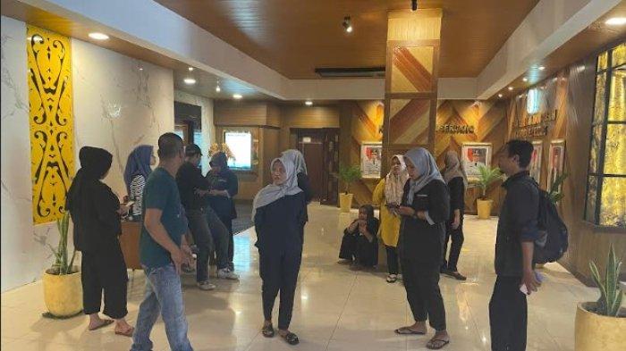 PETUGAS DIRUMAHKAN: Petugas Kebersihan dan Keamanan di Sekretariat DPRD Deli Serdang menunggu untuk bertemu dengan Sekwan, Selasa (11/3/2025). Mereka ingin mempertanyakan mengapa mereka dirumahkan.