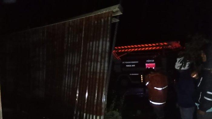 Petugas Pemadam Kebakaran berupaya memadamkan api yang melahap 1 unit rumah di Desa Parbuluan 3 Kecamatan Parbuluan Kabupaten Dairi, Minggu (1/12/2024).  